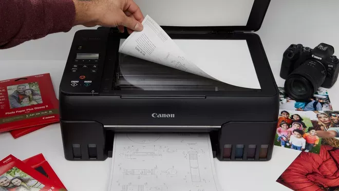Imprimantă cu rezervoare de cerneală şi scaner