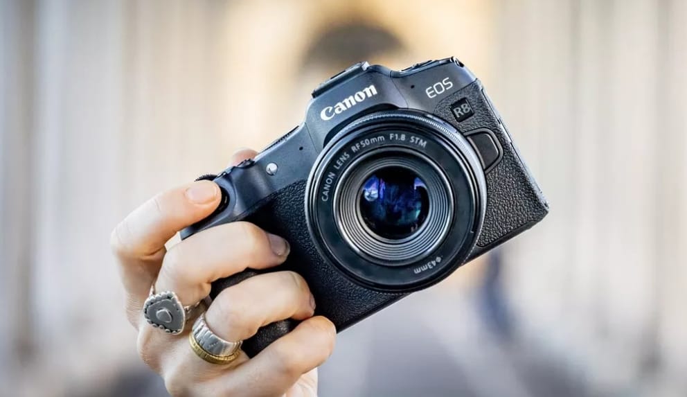 Sony A7 III vs Canon EOS R8: Care e alegerea ideală pentru tine?