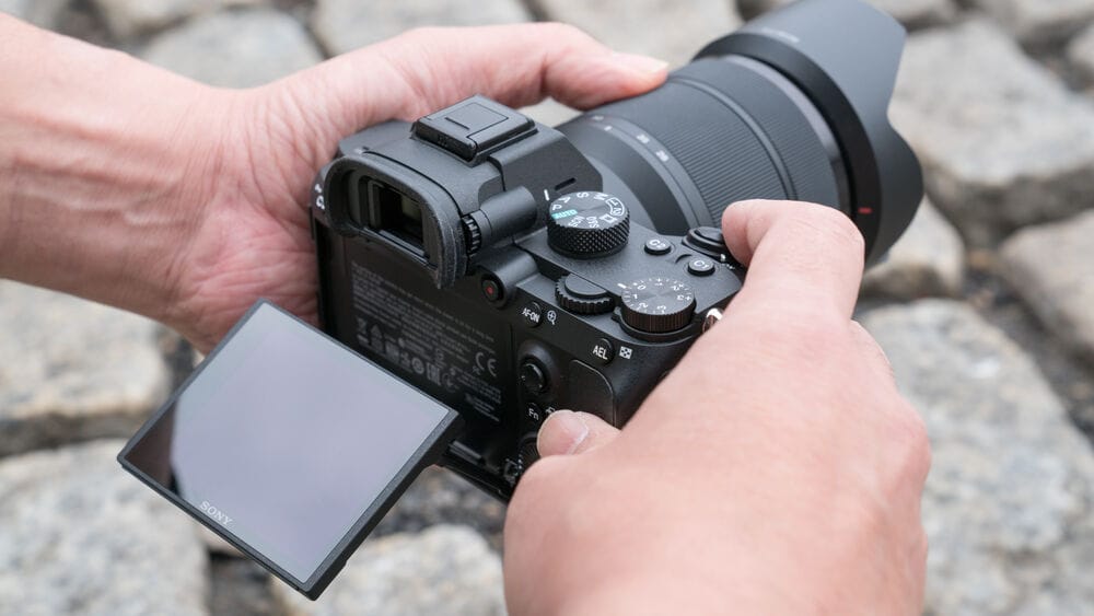 Sony A7 III vs Canon EOS R8: Care e alegerea ideală pentru tine?
